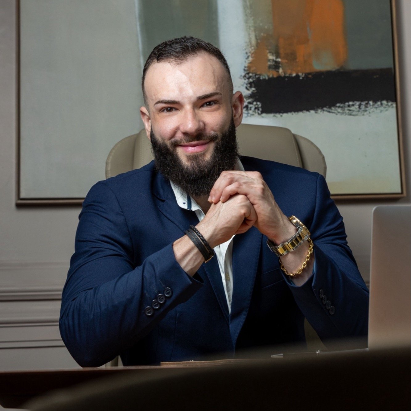 Dr. Fábio Henrique Vuolo em seu consultório
